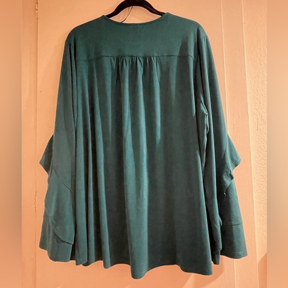 NWT Green boho flowing top with 3/4 flutter sleeves. Size 3X. - Picture 2 of 7